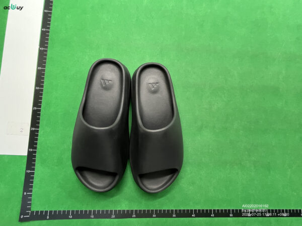 Kakobuy Yeezy kanye Slippers in the same styleblack