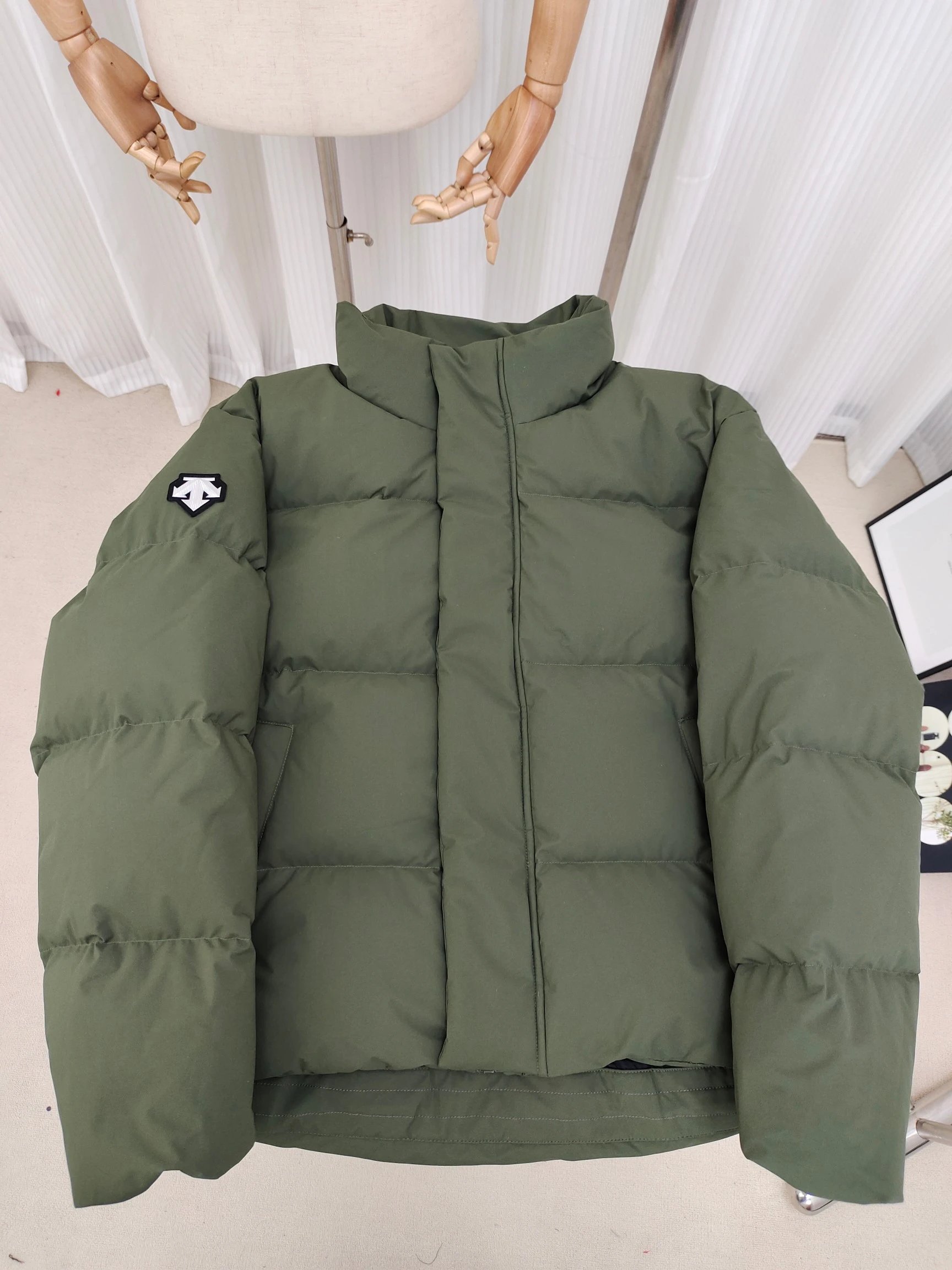DESCENTE Army Green Stand-Up Collar Short Down Jacket